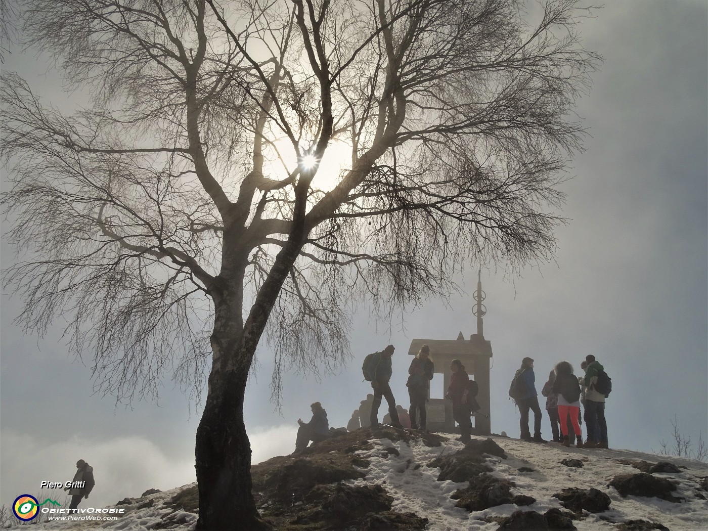 43 Molti escursionisti oggi sul Monte Poieto.JPG